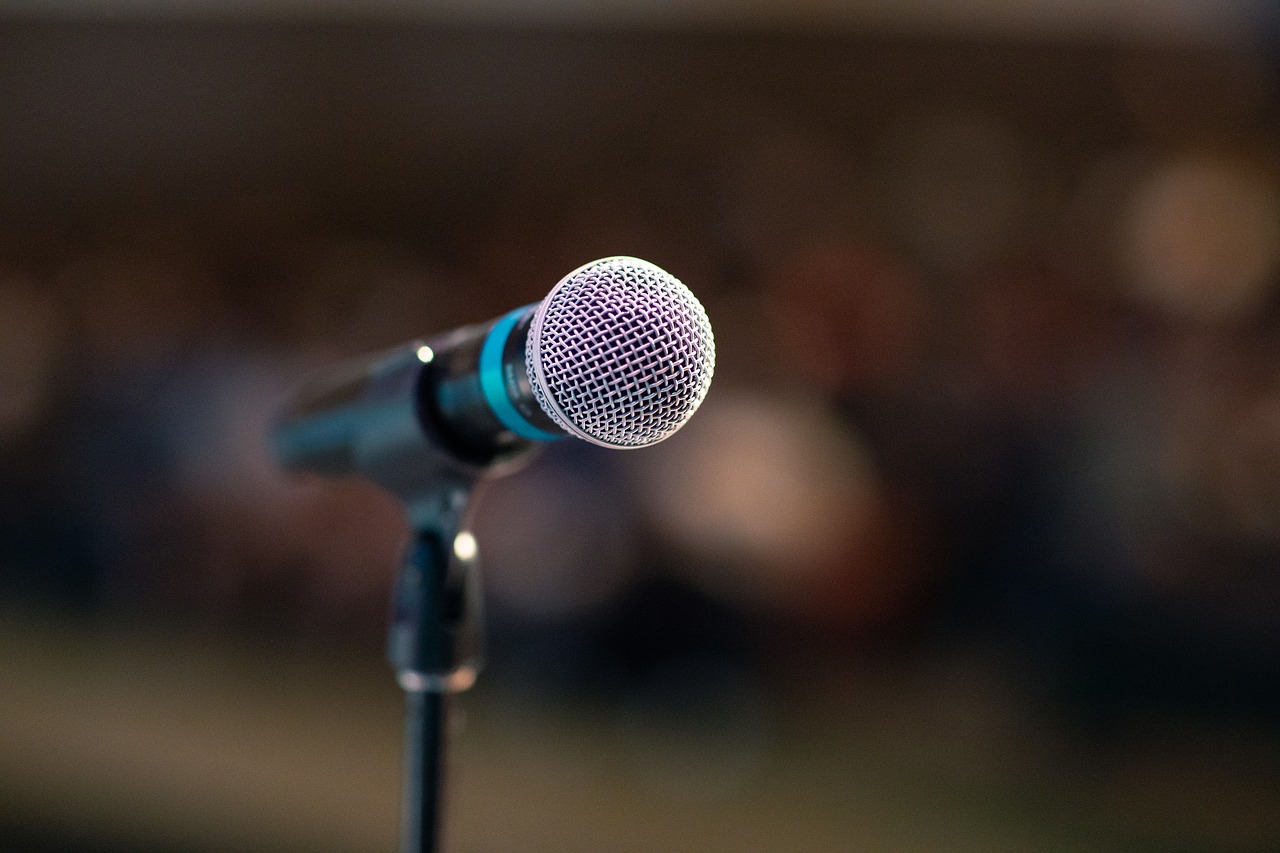 https://pixabay.com/photos/public-speaking-mic-microphone-3926344/